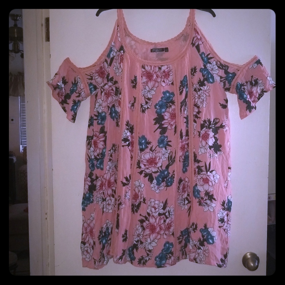 Off shoulder floral top w/ lace accents